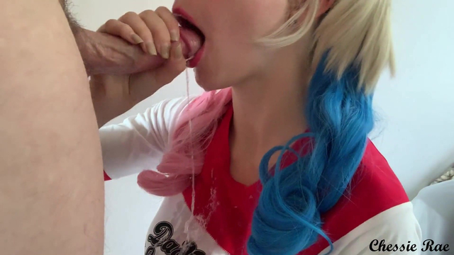 Harley Quinn с большими сиськами любит глотать член, порно от первого лица