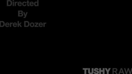 Молодой эскортнице EMMA ROSIE растягивают задницу большим черным членом